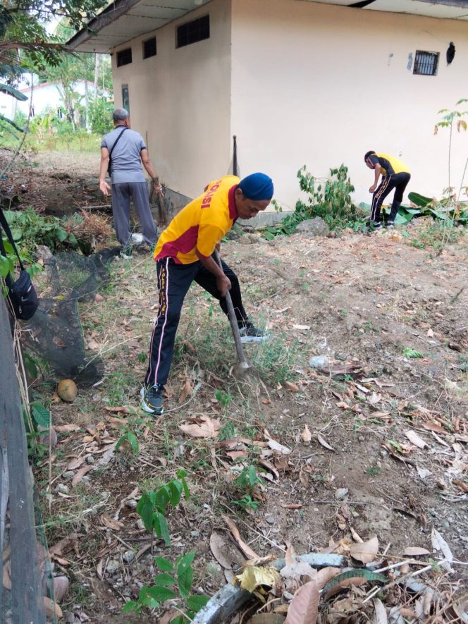 
 Personel Polsek Barebbo Laksanakan Kerja Bakti, Wujudkan Lingkungan Kantor yang Bersih