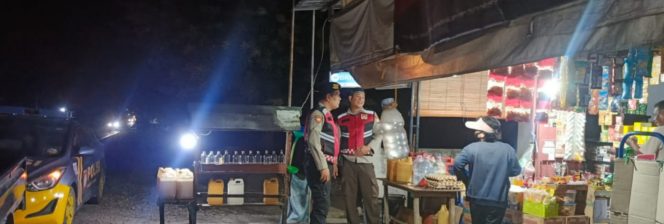 
 Polsek Barebbo Gelar Patroli Biru, Sampaikan Pesan Kamtibmas dan Waspada Kebakaran