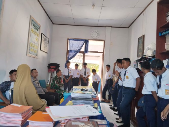 
 Kanit Binmas Polsek Barebbo Bersama Babinsa Berikan Pembinaan kepada Siswa SMP Negeri 2 Barebbo