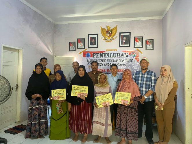 
 Bhabinkamtibmas Hadiri Penyaluran BLT-DD di Desa Barebbo