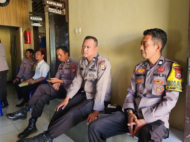 
 Kapolsek Barebbo Laksanakan Anev, Tekankan Pelaksanaan Tugas dengan Penuh Tanggung Jawab