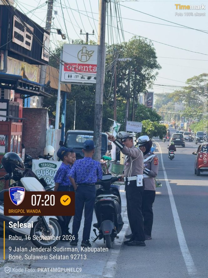 
 Peduli Keselamatan, Satlantas Polres Bone Tegur Anak Pengendara Sepeda Listrik Di Jalan Raya