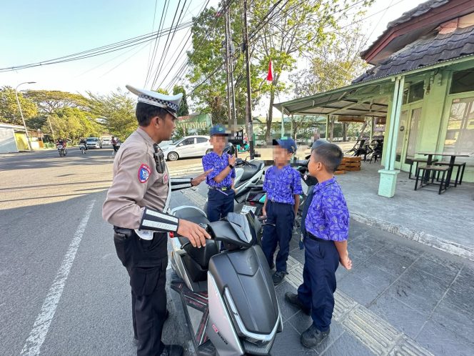 
 Peduli Keselamatan, Satlantas Polres Bone Tegur Anak Pengendara Sepeda Listrik Di Jalan Raya