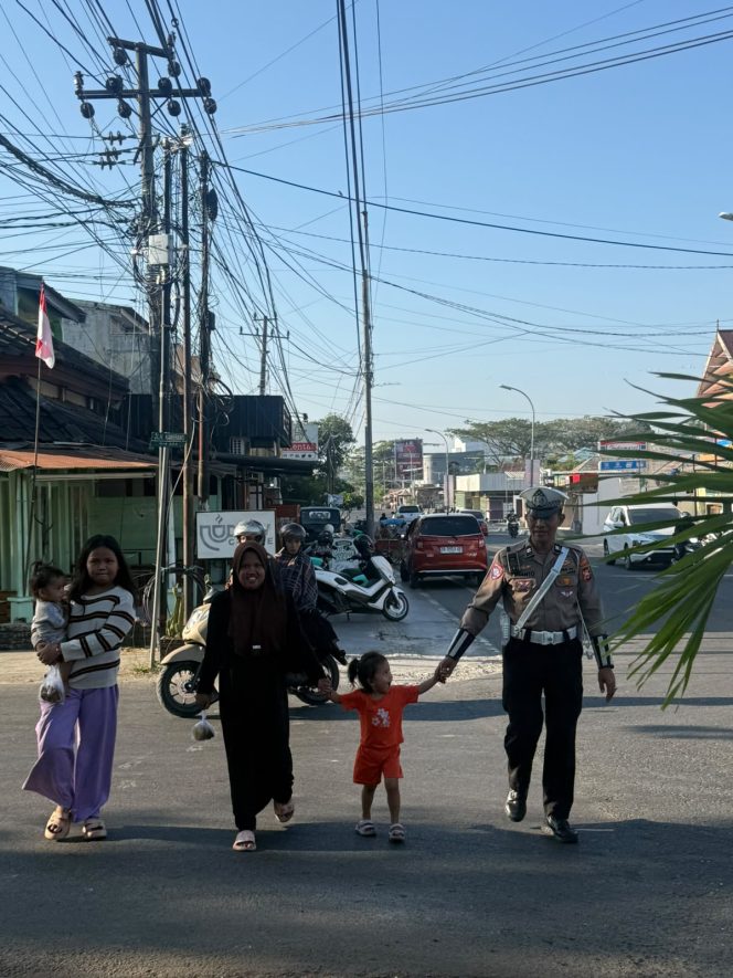 
 Commander Wish Pagi, Polantas Bone Atur Lalu Lintas dan Bantu Warga Menyeberang