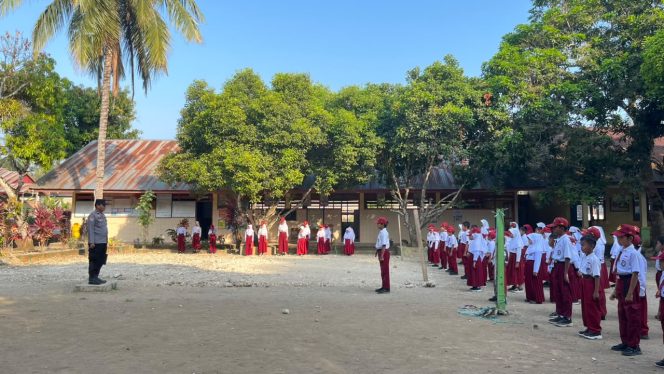 
 Bhabinkamtibmas Polsek Barebbo Jadi Pembina Upacara Police Goes to School di SDN 213 Bacu, Sampaikan Imbauan Kamtibmas kepada Pelajar