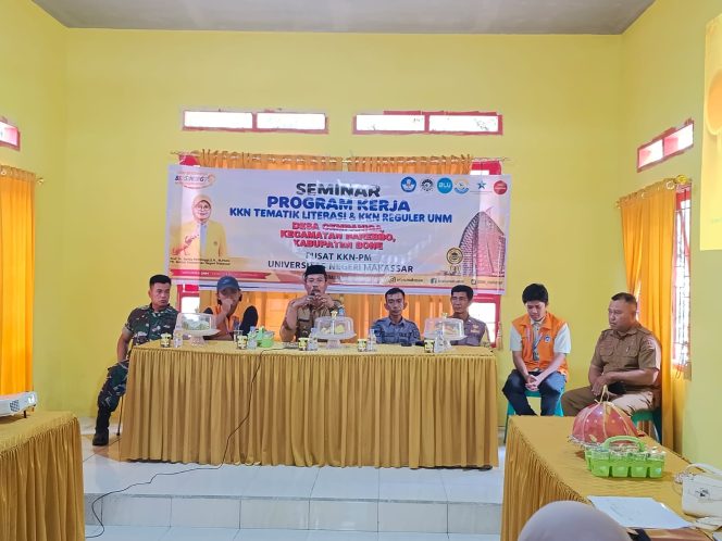 
 Bhabinkamtibmas Polsek Barebbo Bersama Babinsa Hadiri Seminar Program Kerja KKN UNM Makassar di Desa Cempaniga