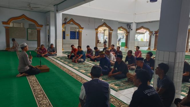
 KBO Sat Binmas Polres Bone Berikan Binrohtal kepada Warga Lapas Kelas IIA Watampone