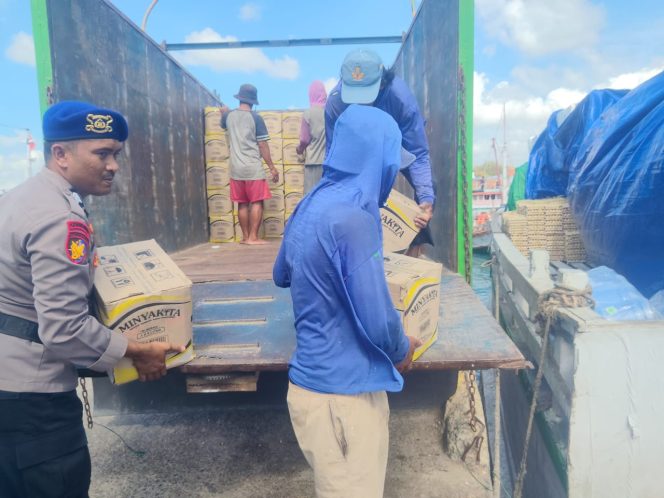 
 Lakukan Pengamanan Penyeberangan, Personil Satpolairud Polres Bone Sambangi Penumpang Diatas Kapal Beri Imbauan