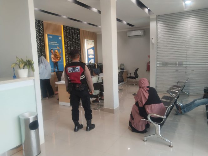 
 SAT SAMAPTA POLRES BONE LAKSANAKAN PENGAWALAN KAS BANK BRI WATAMPONE