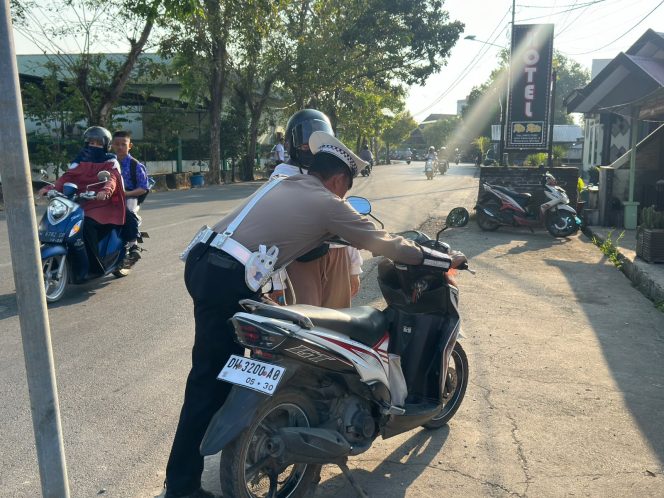 
 Wujud Kepedulian, Polantas Bone Bantu Motor Warga Yang Mogok Disela Pengaturan Lalu Lintas