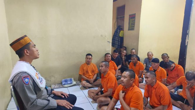 
 KBO Sat Binmas Polres Bone Berikan Binrohtal kepada Tahanan Rutan Polres Bone
