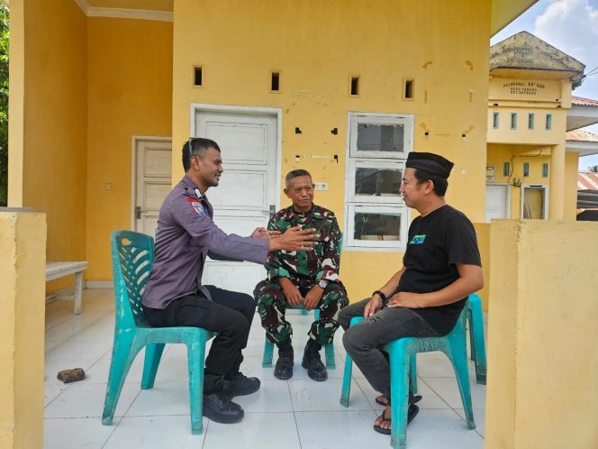 
 Bhabinkamtibmas Polsek Barebbo Bripka La Suardi Sambangi Warga Dusun Maccope Desa Congko