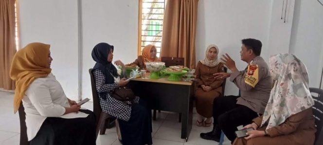 
 Bhabinkamtibmas Aipda Samsu Alam Sambangi Kantor Desa Lampoko, Serap Keluhan Warga Terkait Truk Pengangkut Material