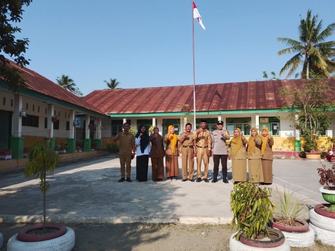 
 Bhabinkamtibmas Polsek Barebbo Jadi Pembina Upacara Police Goes to School di SDN 216 Talungeng