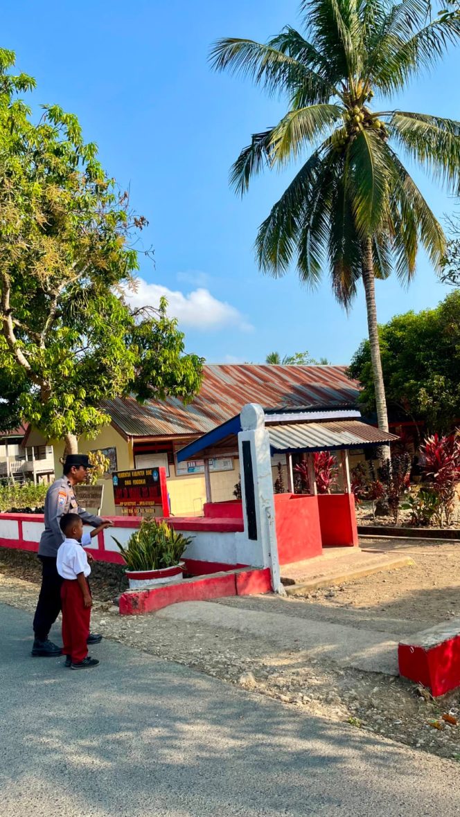 
 Polisi Sahabat Anak Aipda Samsu Alam Laksanakan Commander Wish Pagi di Depan SD Inpres 12/79 Bacu