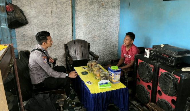 
 Bhabinkamtibmas Polsek Barebbo Sambangi Rumah Warga di Dusun Lawaccang, Sampaikan Pesan Kamtibmas