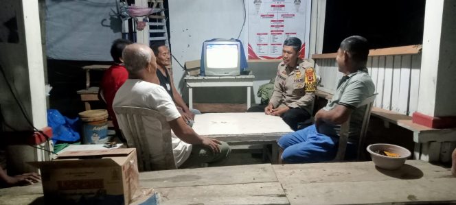 
 Dari Sambang Terbangun Kedekatan, Bhabinkamtibmas Polsek Tanete Riattang Aktif Jaga Wilayah Binaan