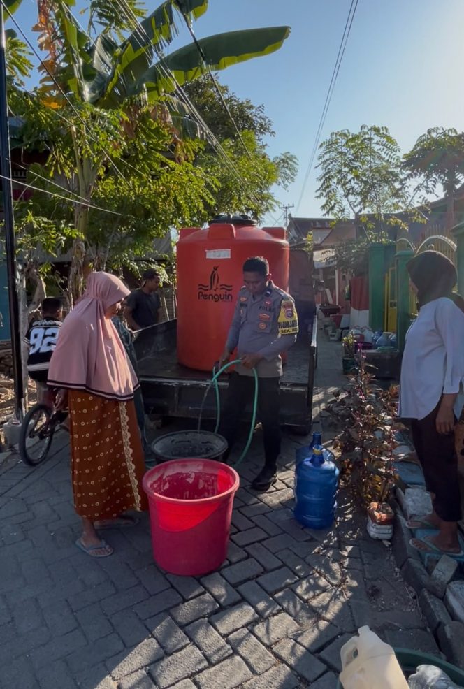 
 Saat Warga Membutuhkan Air, Bhabinkamtibmas Aipda Andi Rusman Hadir Membawa Kepedulian