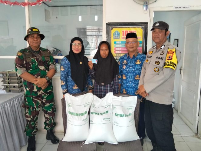 
 Pelayanan untuk Masyarakat, Bhabinkamtibmas Pantau Penyaluran Bantuan Pangan di Wilayah Binaan