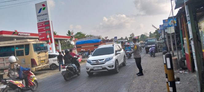 
 Antrean BBM Jadi Perhatian, Personel Polsek Tanete Riattang Turun Langsung Atur Lalu Lintas