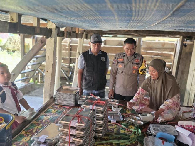 
 Kawal Kelancaran Pelayanan Warga, Bhabinkamtibmas Pantau Penyaluran MBG di Posyandu Panyula