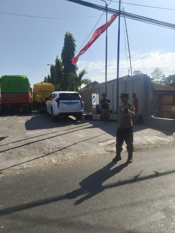 
 Di Tengah Padatnya Antrean BBM, Polsek Tanete Riattang Pastikan Aktivitas Masyarakat Tetap Aman dan Lancar