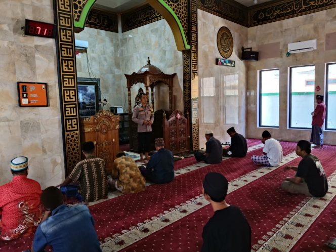
 Usai Shalat Dhuhur, Bhabinkamtibmas Sampaikan Imbauan Kamtibmas dan Bijak Sikapi Antrean BBM
