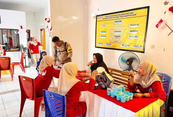 
 381 KK Terima Bantuan Pangan BPN, Bhabinkamtibmas Hadir Pantau Penyaluran di Waetuwo
