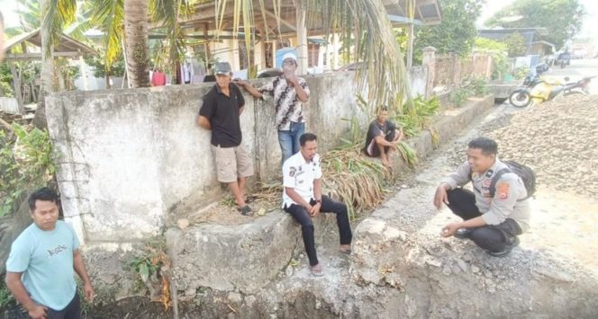 
 Sinergi Polri dan Pemerintah Kelurahan, Aipda Hamdan Bersama Lurah Waetuo Pantau Perbaikan Drainase di Maccikka