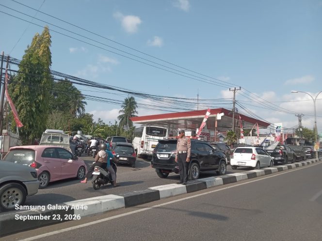 
 Antrean BBM Tetap Terkendali, Personel Polsek Tanete Riattang Intensifkan Pengaturan Lalu Lintas