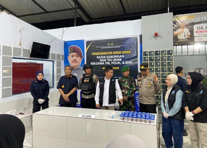 
 Kolaborasi Jaga Keamanan Lapas, Kapolsek Tanete Riattang Hadir dalam Penggeledahan dan Tes Urine