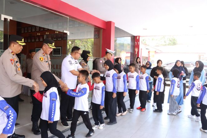 
 Wabup Bone Lepas Tim Pocil Polres Bone Menuju Event Hari Lalu Lintas Bhayangkara ke-71