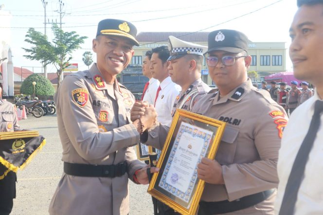 
 Apresiasi Kinerja Personel, Kapolres Bone Serahkan Penghargaan kepada 18 Anggota
