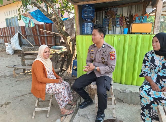 
 Bhabinkamtibmas ini Gelar Sambang Desa, Sosialisasikan Tips Keamanan Kepada Warga