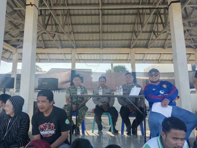 
 Bentuk Pelayanan Polri, Polsek Tellu Siattinge Mengawal Pertandingan Mini Soccer di Desa Lamuru