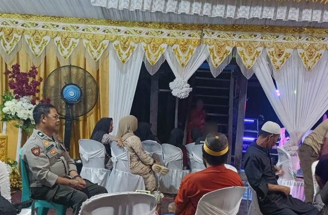 
 Polsek Tellu Siattinge Terjunkan Personil Lakukan Pengamanan Pesta Pernikahan di Desa Patangnga