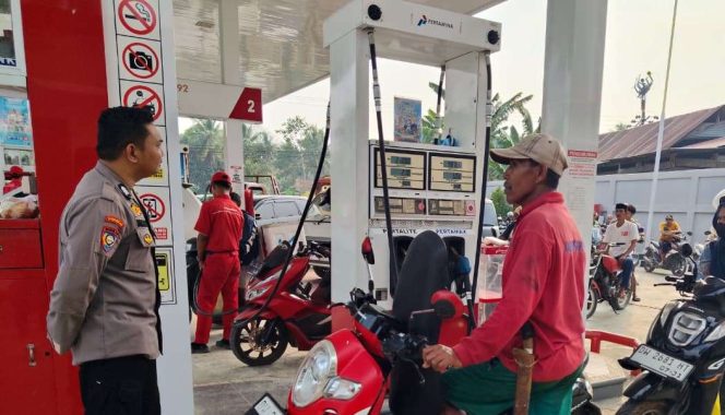 
 Kamtibmas Aman, Polsek Tellu Siattinge Mengawal Kegiatan Pengisian BBM di SPBU Tokaseng