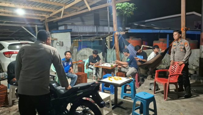 
 Patroli Malam Personil Polsek Tellu Siattinge Bentuk Kepedulian Polri Dalam Menjaga Lingkungan Warga di Malam Hari