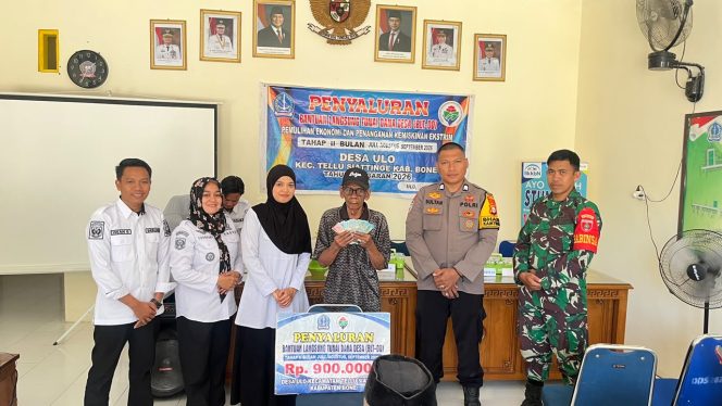 
 Bhabinkamtibmas Desa Ulo Wujudkan Kebersamaan Dengan Mengawal Penyaluran BLT