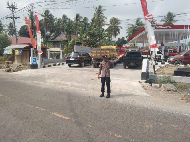 
 Cegah Kemacetan dan Ciptakan Lingkungan yang Kondusif, Personil Polsek Tellu Siattinge Berjaga di SPBU