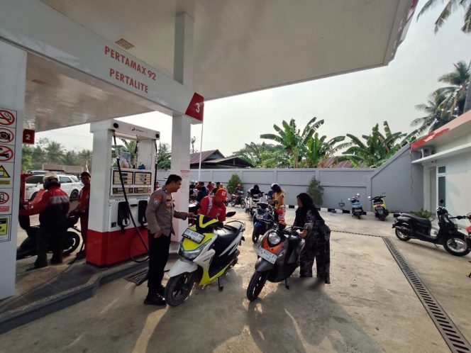 
 Cegah Kerawanan dan Kemacetan, Polsek Tellu Siattinge Intensifkan Penjagaan Keamanan di Area SPBU
