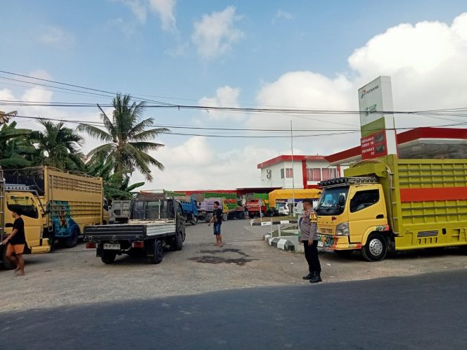 
 Hadir di Sejumlah SPBU, Personel Polsek Tanete Riattang Kawal Antrean BBM Tetap Aman dan Tertib