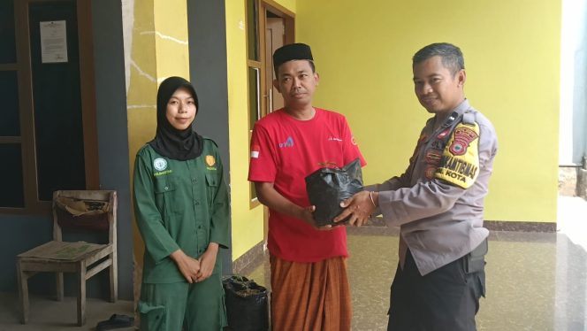 
 Polri Hadir Dukung Kegiatan Produktif, Aipda Alika Bersinergi dengan Mahasiswa KKN Polbangtan Gowa,