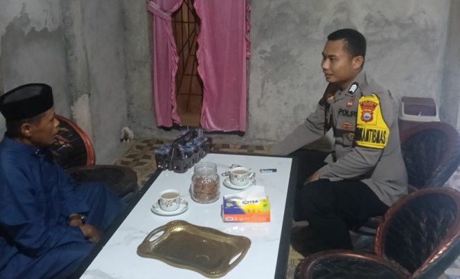 
 Sambangi Warga Desa Binaan, Bhabinkamtibmas Polsek Ajangale Hadir Jaga Kedekatan dengan Masyarakat
