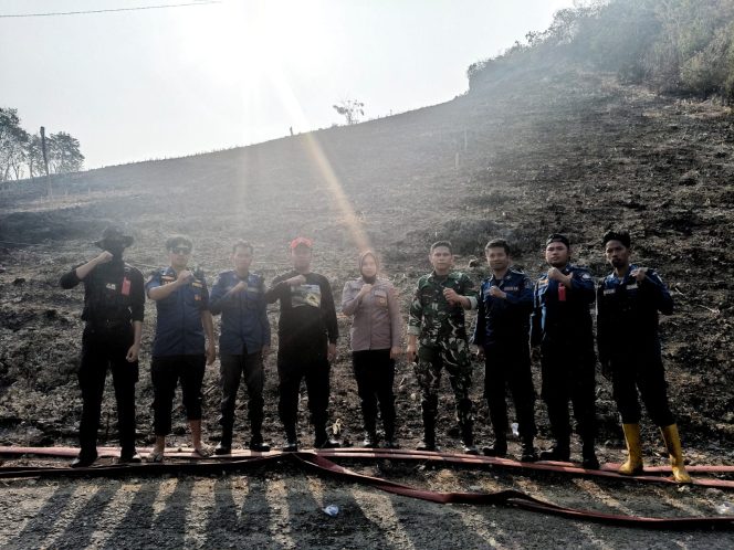 
 Ibu Bhabin Terjun ke Lokasi Kebakaran Lahan, Bersinergi Padamkan Api