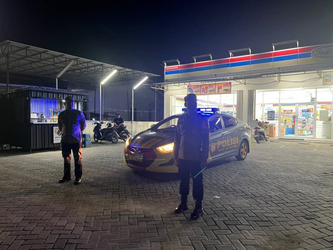 
 Menjaga Keamanan di Malam Hari, Personil Polsek Tellu Siattinge Rutinkan Patroli Blue Light