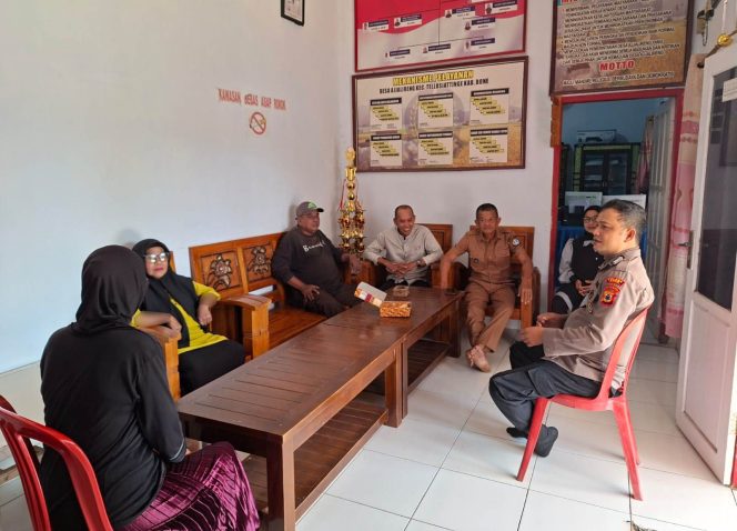 
 Pak Bhabin Lakukan Sambang dan Menyapa Warga di Wilayah Binaannya
