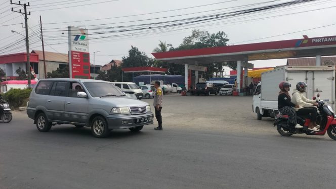 
 Antisipasi Kepadatan Kendaraan, Polisi Atur Arus Lalu Lintas di Kawasan SPBU Wilayah Tanete Riattang