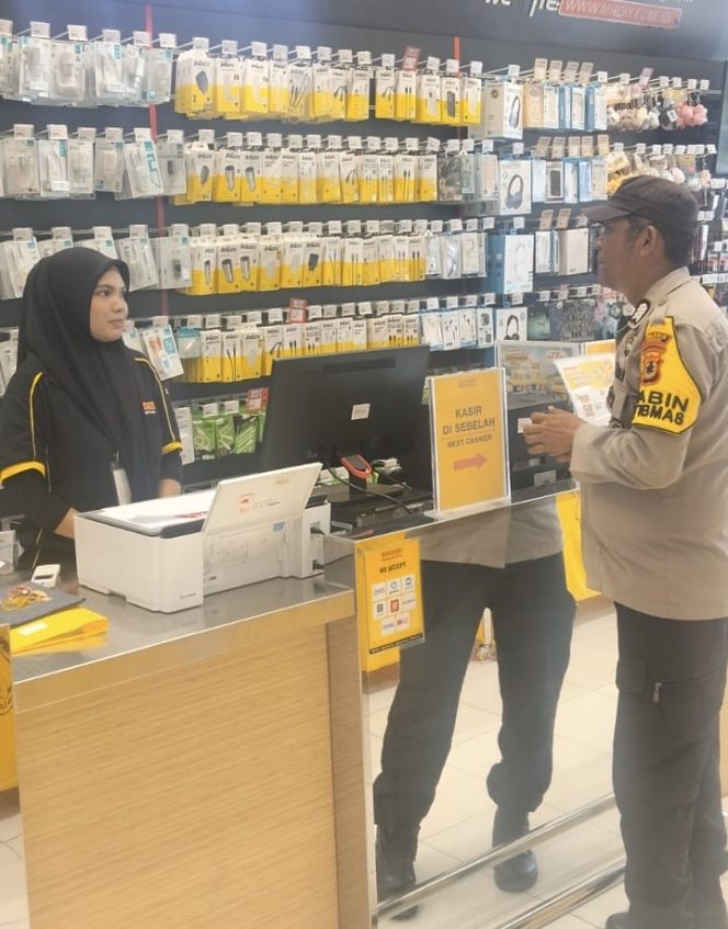 
 Pantau Lingkungan Usaha, Bhabinkamtibmas Perkuat Pencegahan Gangguan Keamanan