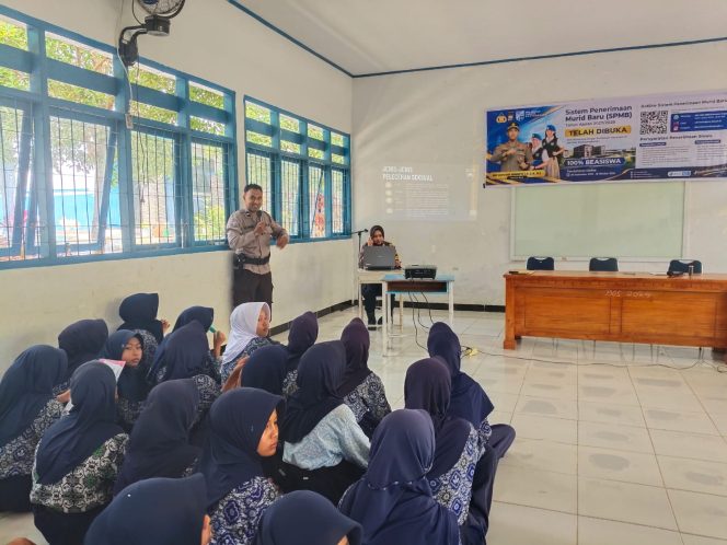 
 Kanit Binmas Polsek Tellu Siattinge Berikan Penyuluhan dan Sosialisasi Kepada Pelajar SMP Negeri 2 Tellu Siattinge